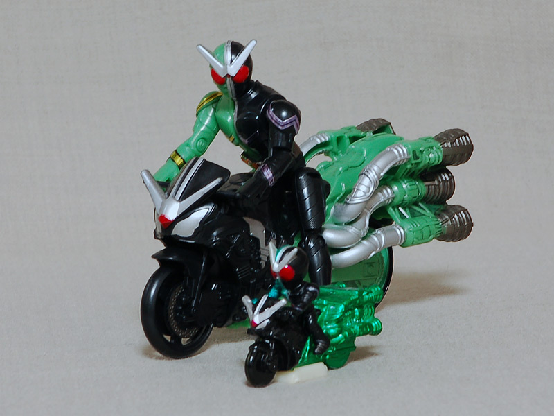 リボルチェンジダブルマシンと付属フィギュアのサイズ比較